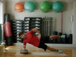 Sideplank mit Bein heben auf dem MFT Indoor Board
